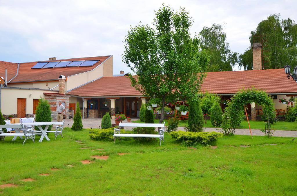 Bed and Breakfast Kakukk Panzio Nyírbátor Exterior foto